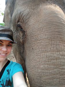 Alexandra mit einem Elefant