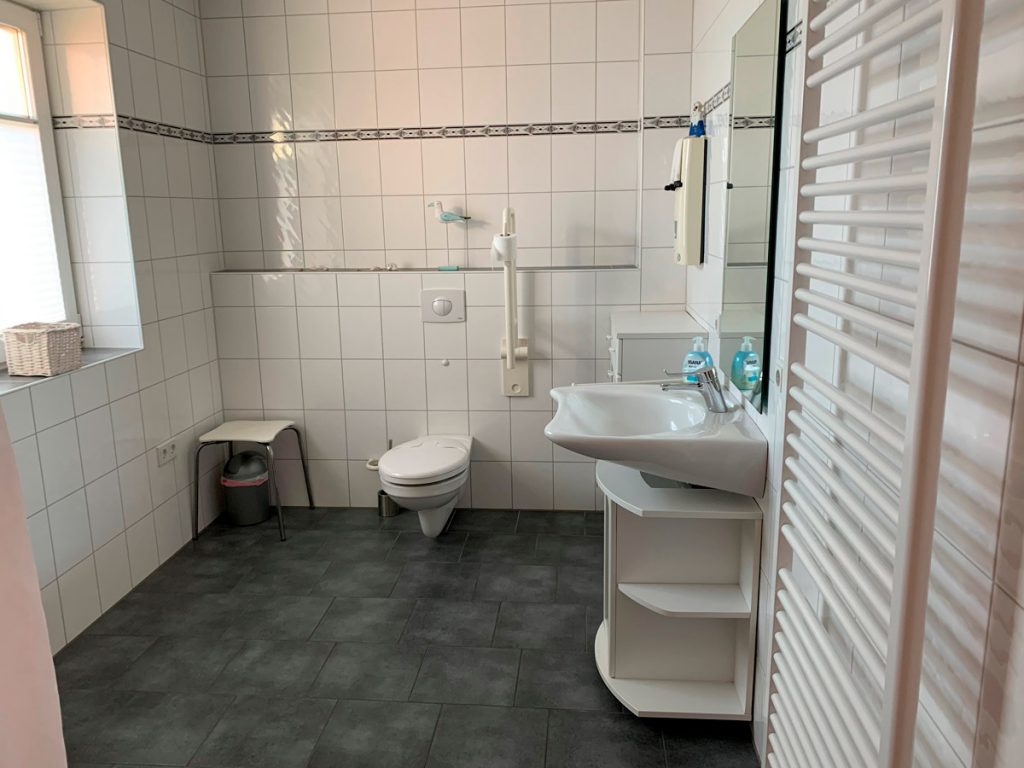 Erdgeschoss Bad mit barrierefreier Dusche und Duschstuhl